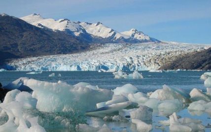 Чилійці розкололи тисячолітній льодовик на лід для коктейлів