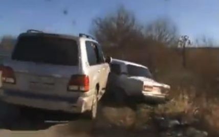 Кавказці розчищають дорогу кортежу автоматами і скиданням машин в кювет (відео)