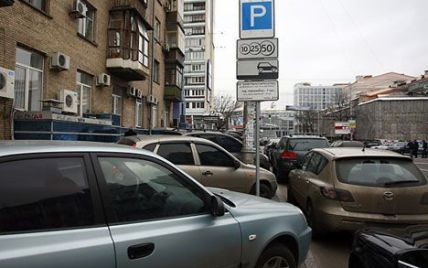 З автовласників хочуть брати гроші за паркування машин у дворах Києва