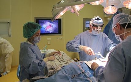 Хірурги випадково "забули" в тілі пацієнтки 30-сантиметрову трубку
