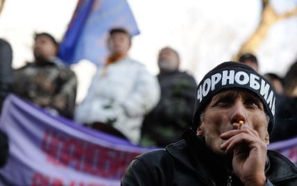 Під вікнами Азарова голодують вже 40 чорнобильців