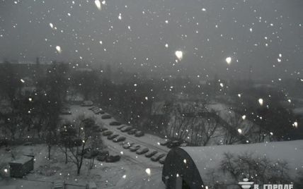 Снігові бурі заморозили життя в Ужгороді і Донецьку