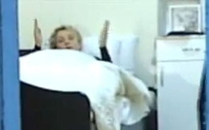 Лежачу в ліжку Тимошенко зняли на камеру (відео)