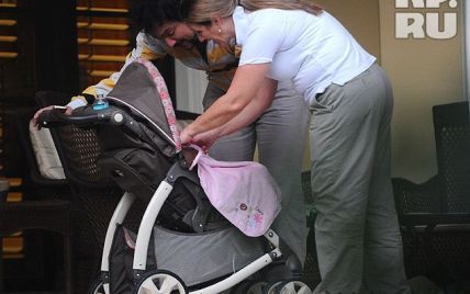 Кіркоров вивіз тримісячну доньку Аллу на прогулянку