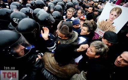 Фанати Тимошенко покалічили під судом двох беркутівців