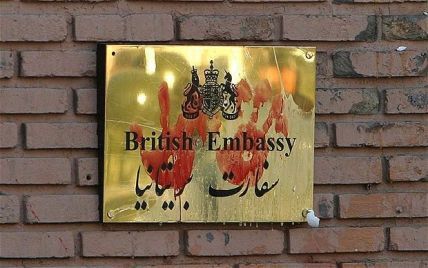 Натовп з "коктейлями Молотова" взяв штурмом посольство Британії в Ірані