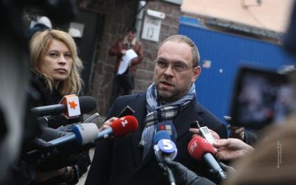 Слідчі 4 години "катували" лежачу Тимошенко своїми питаннями