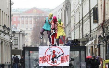 "Російських FEMEN" за акцію "Путін зассав" оштрафували