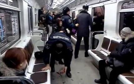 Футбольні фанати влаштували криваву бійню у київському метро (відео)