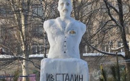 У Запоріжжі зліпили триметрового сніговика-Сталіна (фото)