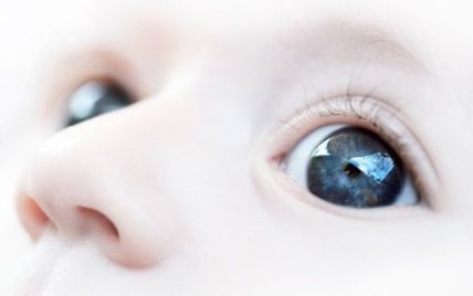 Лікарі випадково заклеїли трирічному хлопчику око