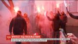 Протестующие забросали файерами и яйцами здание консульства РФ в Харькове