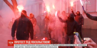 Протестующие забросали файерами и яйцами здание консульства РФ в Харькове