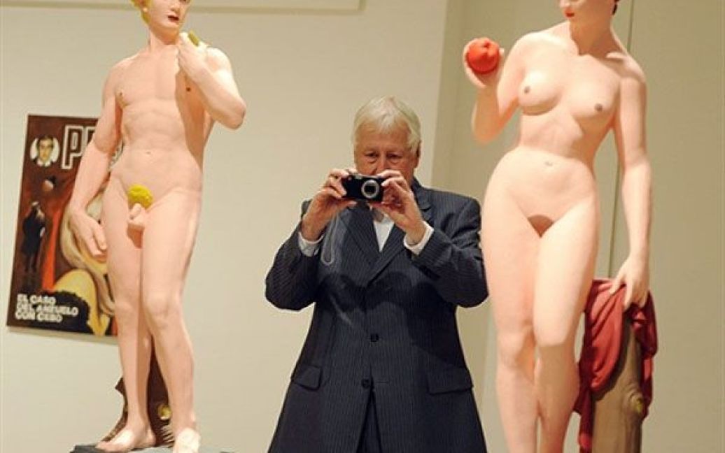 Іспанія, Мадрид. Німецький художник Ханс-Петер Фельдман робить знімки під час відкриття своєї виставки "Художня виставка" у музеї Королеви Софії в Мадриді. / © AFP