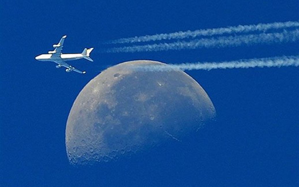 Франція, Мартіг. Літак "Боїнг-747" пролітає повз місяць. / © AFP