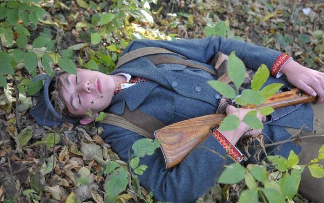 В рамках історичної реконструкції "Повстанці з минулого" спершу відбувся бій між солдатами радянської армії та німецької. Далі упівці воювали з радянськими бійцями. / © gazeta.ua