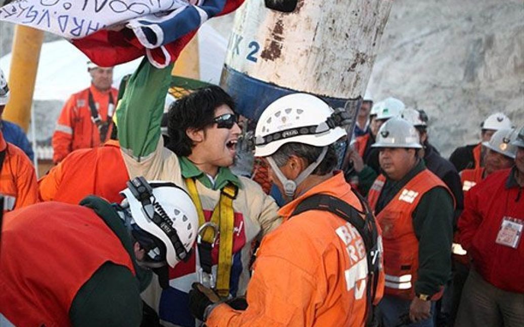 Чилійський шахтар Річард Вільярроель вітає рятувальників / © AFP