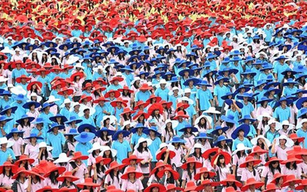 Тайвань, Тайбей. Тайванські студенти у яскравих костюмах і капелюхах беруть участь у параді під час святкування Національного дня у Тайбеї. Китайська Республіка (офіційна назва Тайваню) відзначає 99-річчя з моменту свого заснування. / © AFP