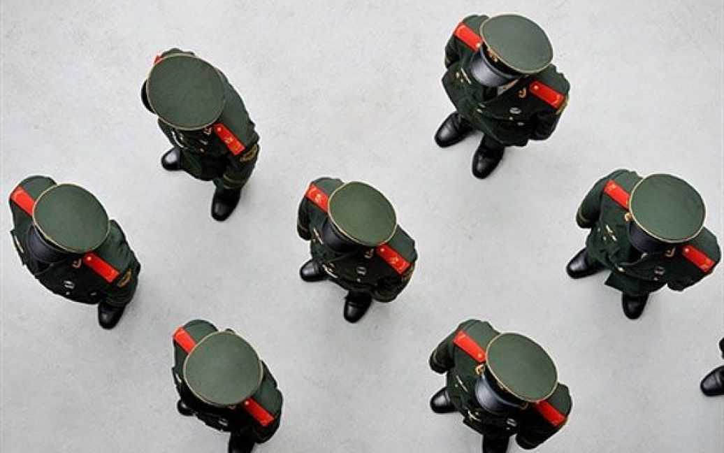 Китай, Шанхай. Китайські солдати вишикувались на Всесвітній виставці 2010 у Шанхаї під час відкриття китайського національного павільйону. Китай відзначає 61-у річницю з дня заснування Китайської Народної Республіки. / © AFP