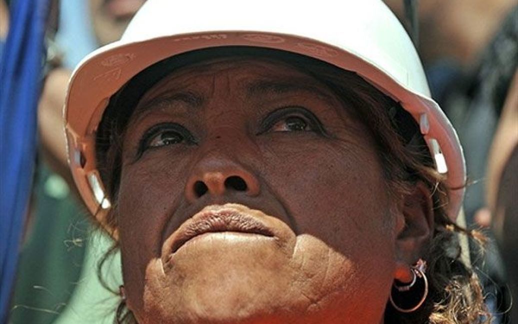 Чилі, Копіапо. Марія Сеговія, сестра Даріо Сеговії - одного з
шахтарів, які потрапили у підземну пастку, бере участь у церемонії,
присвяченій двом місяцям з моменту аварії у шахті Сан-Хосе неподалік
від міста Копіапо у пустелі Атакама. Вже протягом двох місяців 33
шахтарі перебувають під землею. Президент Чилі Себастьян Піньєра
заявив, що вони сподіваються дістати шахтарів на поверхнюдо кінця
наступного тижня. / © AFP