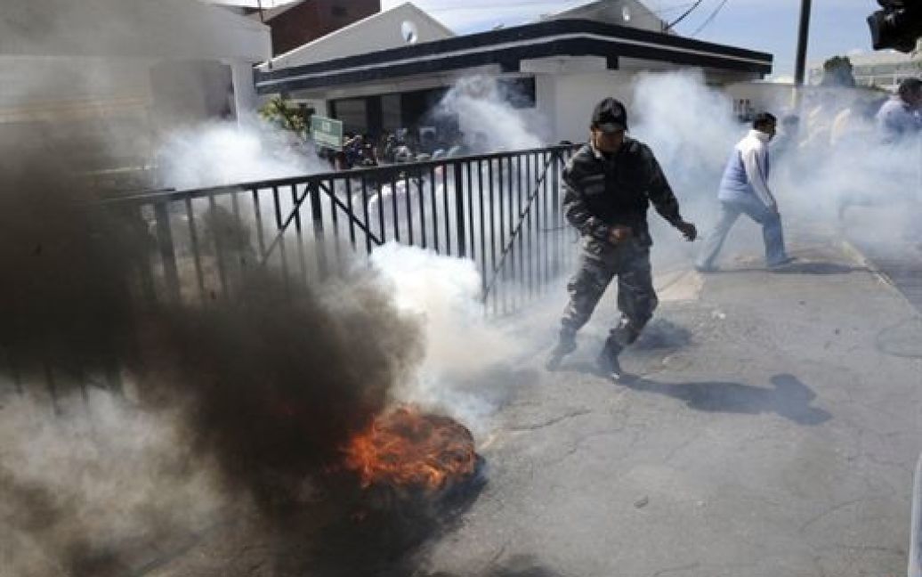 Військові та поліцейські Еквадору зчинили бунт, протестуючи проти нового закону про скасування їм пільг та урізання грошових винагород. / © AFP