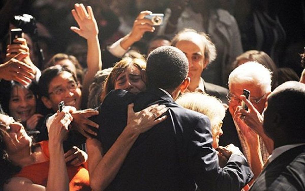 Барак Обама вітається із своїми прихильниками перед початком благодійної вечері Демократичної партії у Сієтлі. / © AFP