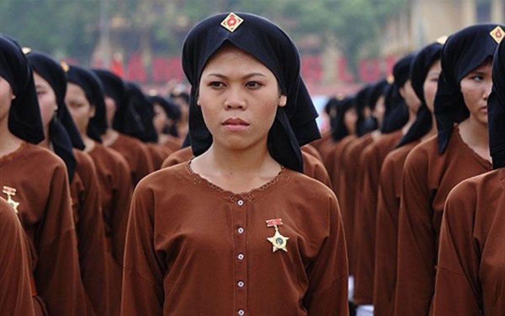 В&#039;єтнам, Ханой. Жінки, одягнені у форму ополченців, беруть участь у військовому параді, який відбувся у Ханої на честь святкування 1000-літнього ювілею столиці В&rsquo;єтнаму. / © AFP