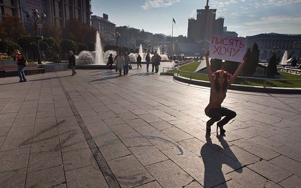 Жіночий рух FEMEN вирішив, що акцій топлес для України замало і його активістка Оксана Шачко зняла штани на Майдані Незалежності. / © femen.livejournal.com