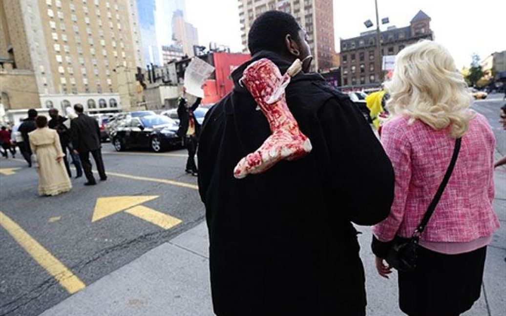 На Манхеттені в Нью-Йорку пройшов щорічний парад зомбі Zombiecon / © AFP