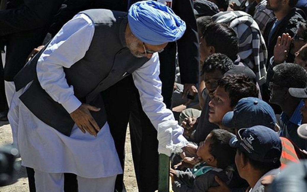 Прем&rsquo;єр-міністр Індії Манмонах Сінгх зустрівся із жертвами повені у місті Лех. Внаслідок повені у Індії загинули 189 людей, більше 400 вважаються зниклими без вісти. / © AFP