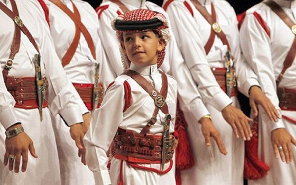 Катар, Доха. Танцюристи, одягнені у національні костюми, беруть участь у параді на честь Дня йорданської культури у місті Доха, яке вважають "столицею арабської культури". / © AFP