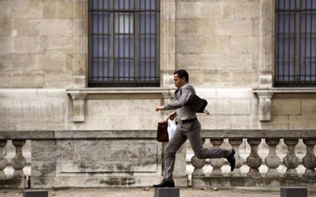 Франція, Париж. Чоловік стрибає з блоку на блок на одній з вулиць Парижа. / © AFP