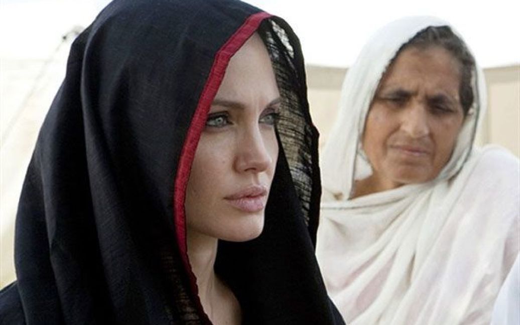 Анджеліна Джолі відвідала Пакистан, який постраждав від руйнівної повені. / © AFP