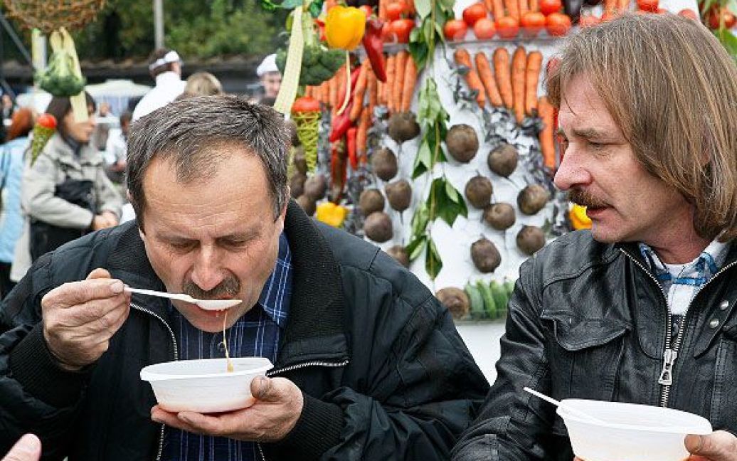 Фестиваль "Борщ-Фест" відвідали 10 тисяч гостей, яких безкоштовно пригощали борщем. / © Украинское Фото