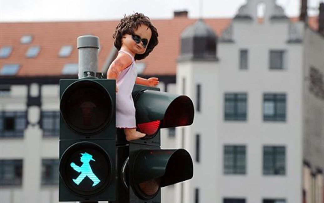 Берлінці посадили ляльку на світлофор на одному з перехресть міста. / © AFP