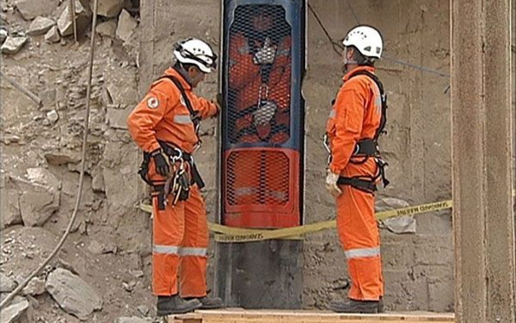 Чилі, Копіапо. Рятувальники тестують капсулу, перш ніж почати операцію з порятунку 33 гірників, які потрапили в пастку на шахті Сан-Хосе неподалік від міста Копіапо у пустелі Атакама. Після двох місяців під землею, шахтарів планують підняти на поверхню протягом найближчих днів. / © AFP