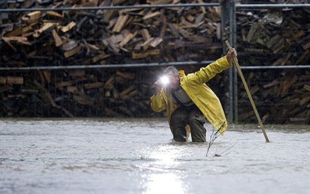 Німеччина. Чоловік робить фотографію затопленої вулиці в місті Wasserkretscham, Східна Німеччина, де вийшла з берегів річка Лоубауер. У багатьох районах Німеччини почались повені через тривалі і сильні дощі. / © AFP
