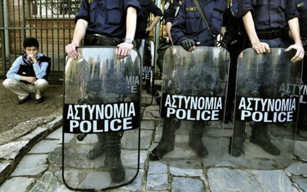 Турист чекає своєї черги на вхід до Акрополя поза поліцейським кордоном. 15 жовтня Акрополь відновив свою роботу, яка була перервана протягом 3 днів через страйк співробітників. / © AFP
