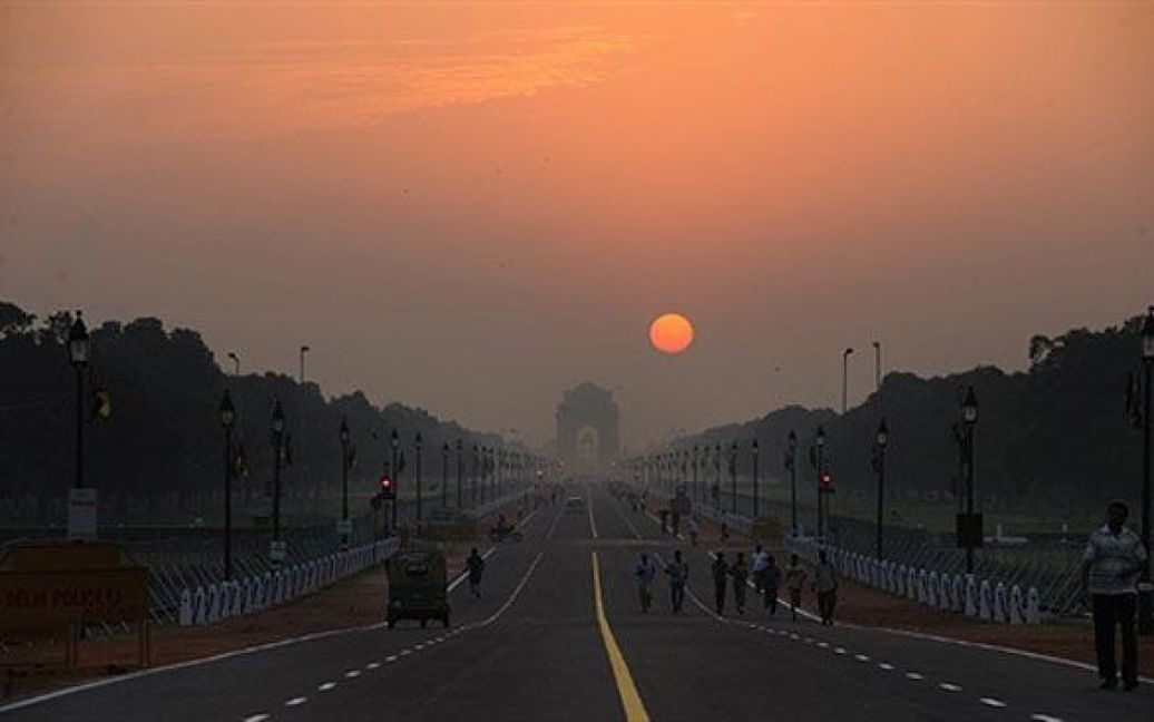 Індія, Нью-Делі. Сонце встає над Воротами Індії у Нью-Делі. / © AFP