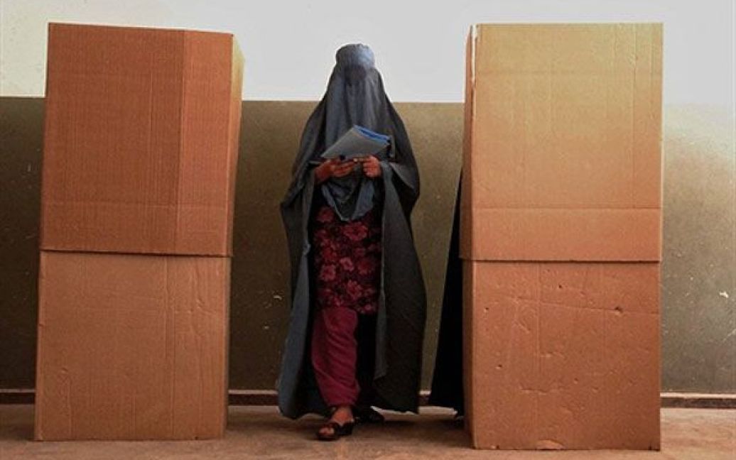 Афганістан, Герат. Афганська жінка під час голосування на виборчій дільниці у Гераті. Місія НАТО в Афганістані зафіксувала набагато менше спроб зірвати парламентські вибори, ніж під час президентських виборів минулого року в країні. / © AFP