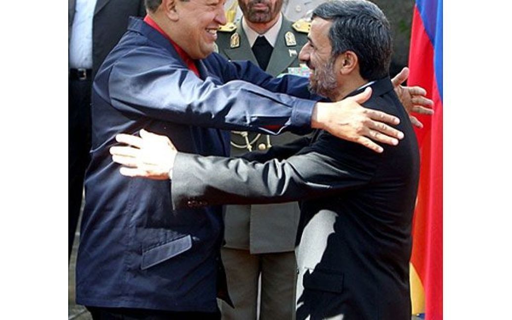 Іран, Тегеран. Президент Ірану Махмуд Ахмадінежад вітає свого венесуельського колегу Уго Чавеса під час церемонії зустрічі у Тегерані. / © AFP