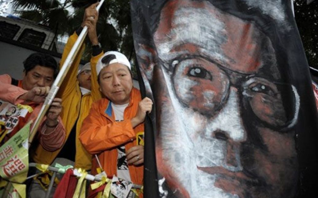 У 1996 році Лю Сяобо був засуджений до трьох років трудових таборів за заклики до звільнення заарештованих учасників протестів 1989 року. / © AFP