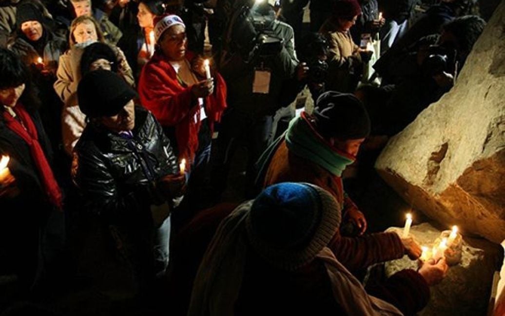 Родичі чилійських шахтарів, які опинилися у пастці під землею, моляться за спасіння своїх рідних. Скоро до шахтарів скинуть оптоволоконний кабель, що допоможе шахтарям спілкуватися із рідними за допомогою інтернету. / © AFP