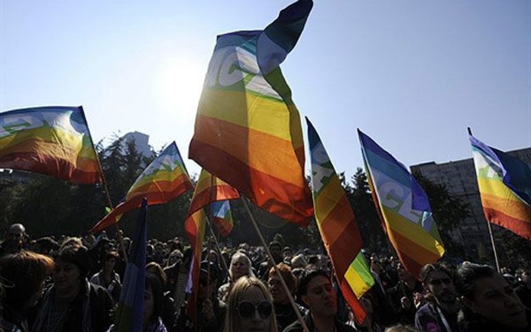 Кілька десятків людей отримали поранення, десятки були затримані поліцією під час проведення гей-параду в Бєлграді. / © AFP