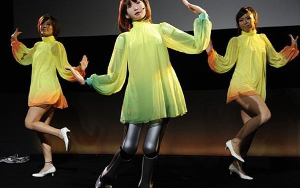 Японія, Токіо. Гуманоїдний робот HRP-4C, зріст якого становить 1,58 м, співає і танцює разом зі "справжніми" танцюристками на виставці "Цифровий Зміст" у Токіо. Робота-гуманоїда HRP-4C створила японська компанія науки і високих технологій AIST. Він отримав назву Choreonoid. / © AFP
