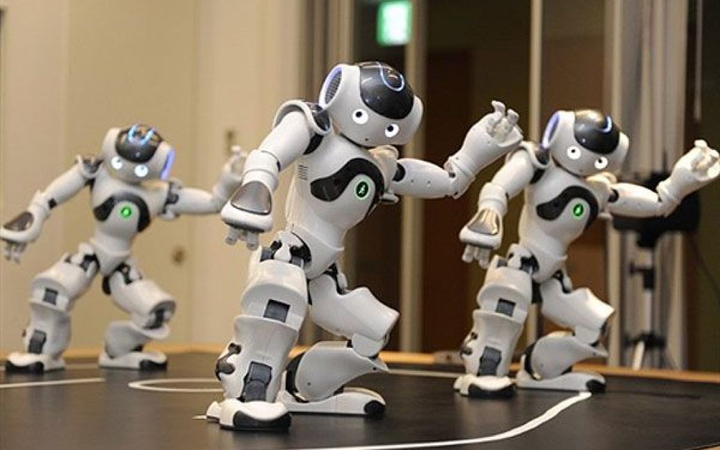 Японія, Токіо. Роботи-гуманоїди "Нао", виробництва французького робототехнічного підприємства "Альдебаран" демонструють свої вміння під час презентації у посольстві Франції у Токіо. / © AFP