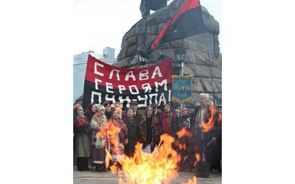 Учасники маршу за визнання УПА на Софійській площі запалили ватру на честь вшанування героїв УПА. / © УНІАН