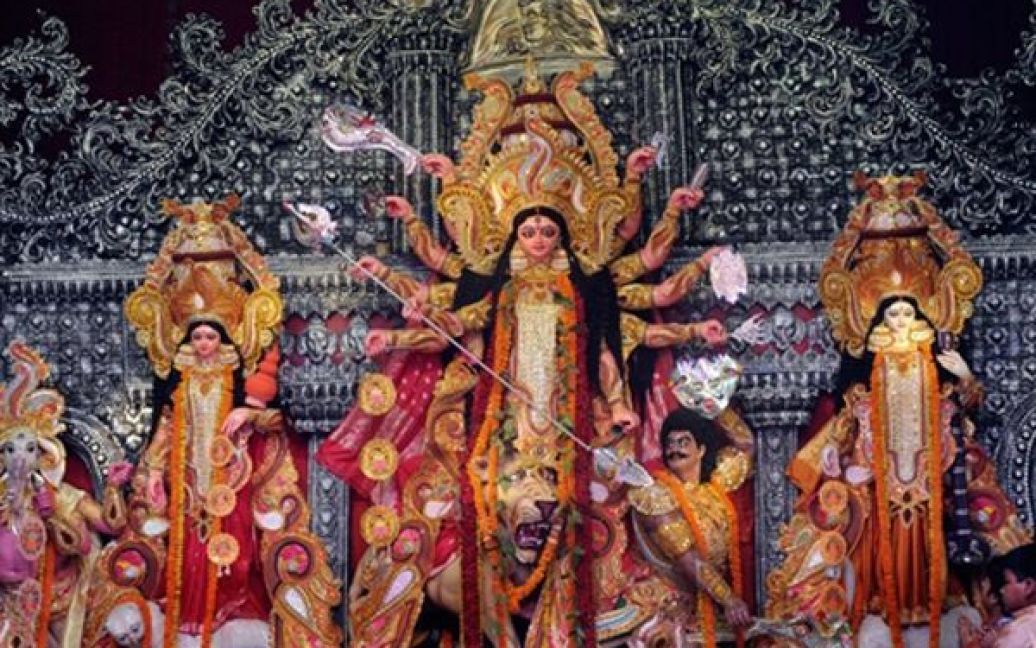 Святкування фестивалю Дурга Пуджа у Нью-Делі. Щороку Друга Пуджа проводиться з 13 по 17 жовтня та вшановує богиню Дургу, яка символізує перемогу добра над злом. / © AFP