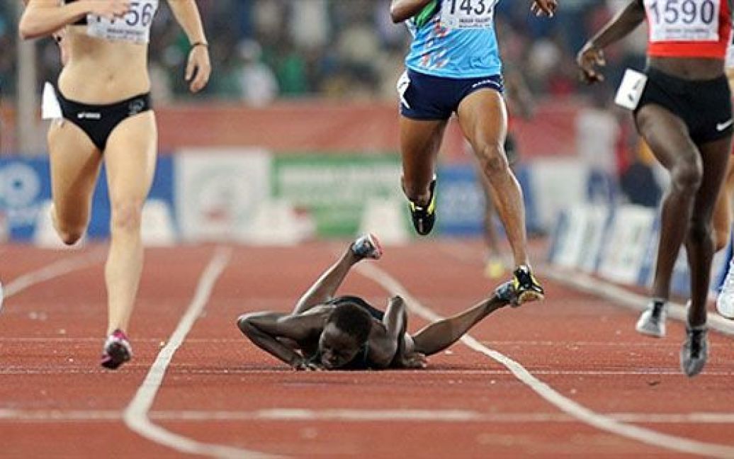 Індія, Нью-Делі. Кенійська легкоатлетка Вінні Чеббет впала під час фінального забігу на 800 м на Іграх Співдружності у Нью-Делі. Золоту медаль завоювала кенійка Ненсі Лангат. / © AFP