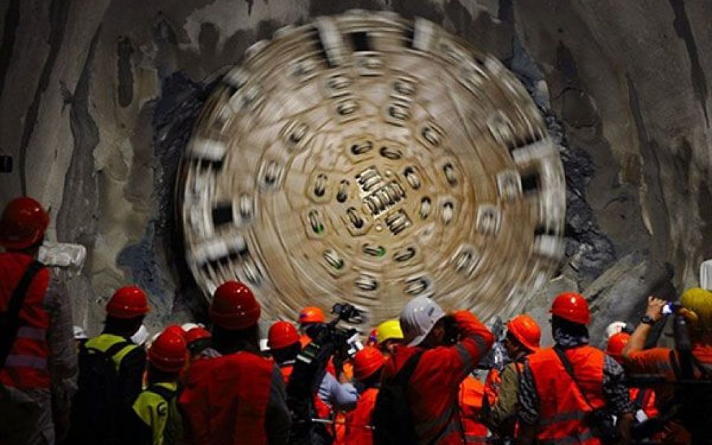 У Швейцарії завершилося прокладання найдовшого залізничного тунелю в світі протяжністю 57 км / © AFP